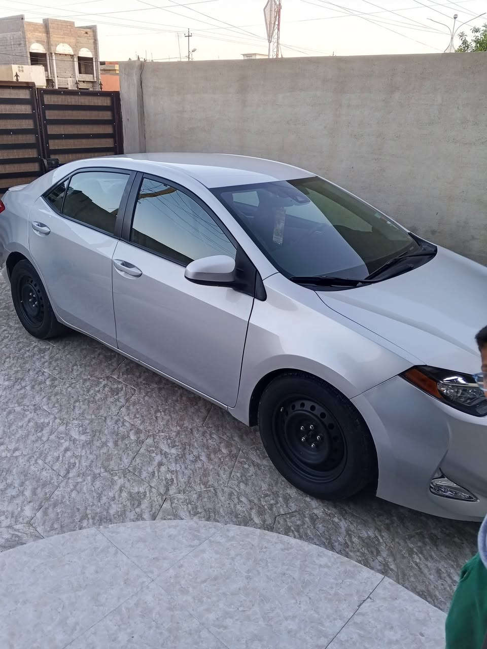 كورولا موديل 2018
LE مواصفات بيها جامرلغين السائق والسكن والبونيد صبغ 
رقم كركوك 
للاستفسار الاتصال على الرقم (***********)
