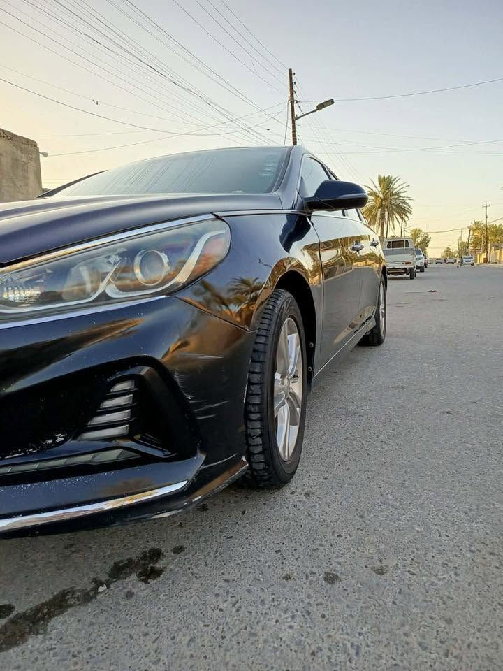 السلام عليكم
سوناتا 2018 امريكي 

نص فول 

محرك 2400

مواصفات 

شاشة كامرةخلفية 

بصمت تشغيل 

تحكمات ستيرن 

اشاير بالمري 

تدفئت بالمقاعد 

تدفئة تبريد 

وبعد مواصفات 

حادثهة : جاملغ وبنيد ولباقي مكفول 

سيارة حلوة ونضيفة 

للاستفسار: ***********
