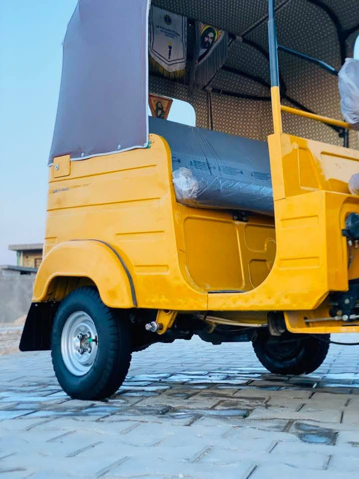 تكتك للبيع كفاله ما عده طخه بالباب محرك رقم وسنويه مداور ثاني يوم تصال 0785 761 8725
