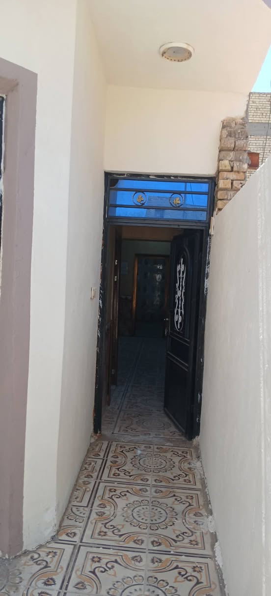 بيت ١٠٠ م عشره في خمسه طابق ونص استقبال وصاله ومطبخ 
وحمام وغرفة نوم السعر ٦٥مليون مطلوب ٨ملايين اسكان يريد المشتري يسددهن اقساط يريد ندفعهن كامل ونرفع الحجز ونحول البيت العنوان الجبيسه قرب سيد خلاوي ***********
