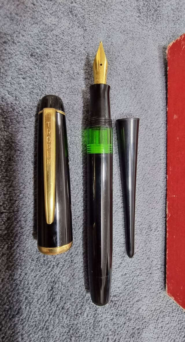تحية طيبة ،،،
#قلم_حبر_تروبن TROPEN  
الصنع : ألماني #اصلي  ، MADE IN GERMANY  ، 
#جديد غير مستخدم  ، إنتاج #قديم  ، بالعلبة #الأصلية  ، 
قلم حبر  / سلاية طلاء #ثابت  + قطعة بلاستك لون اسود  لتحويل القلم الى مكتبي ( Desk pen )  ، 
السعر : 85 الف  ، 
*يوجد توصيل  .


**إذا كنت صاحب هذا الإعلان وتريد حذفه لأي سبب، رجاءا أرسل رسالة إلى الدعم الفني**