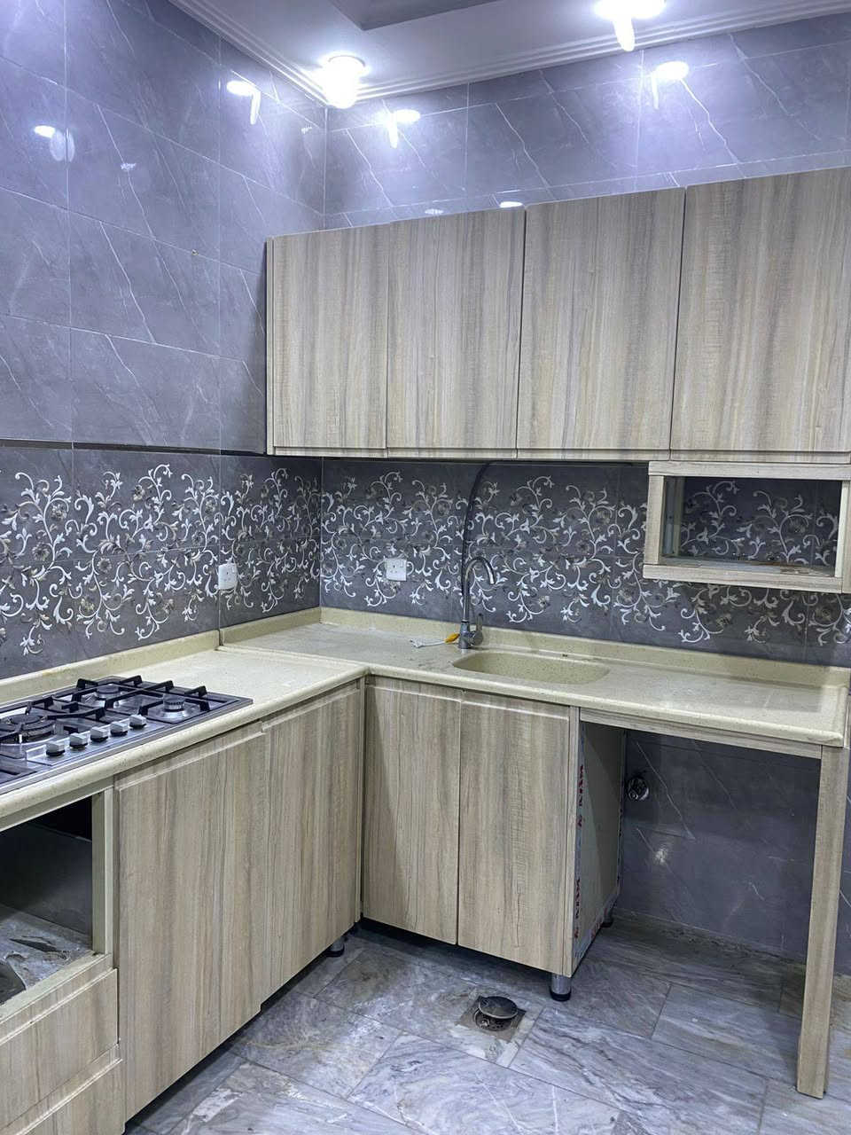 السلام عليكم للبيع تخم تركي سرير 10 مقاعد السعر 500 الف مع كاونترات الخارج  HDF والداخل المنيوم مع طباخ منضدي السعر500 الف المكان نفق الشرطه للإستفسار ***********
