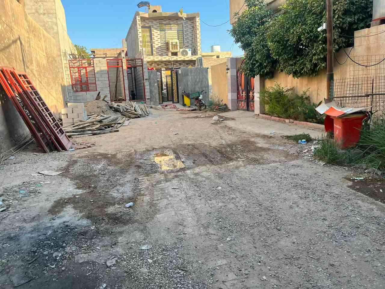 للبيع دار طابقين سند زراعي 

المساحة ٢٠٠ متر

السعر ١١٠ مليون وبي مجال 

الموقع - حي الامير الزراعي - خلف الصيدليه الاولى - قرب دار احمد الشيخ البلداوي 

يحتوي على 

١- طابقين ٤ غرف نوم 

٢- صاله مفتوحه 
٣- استقبال 
٤- مطبخ 
٥- صحيات داخلية وخارجية 
٦- كراج 
٧- حديقة 
٨- سيراميك جداري وارضي 

للاستفسار اتصل على *********** - ***********
