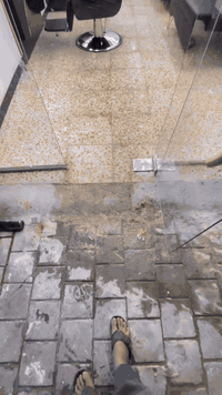 حبايب كلبي مطلوب حلاقين 2 محترفين مو جديد على المهنه يجأر كرسي  مكان ا...