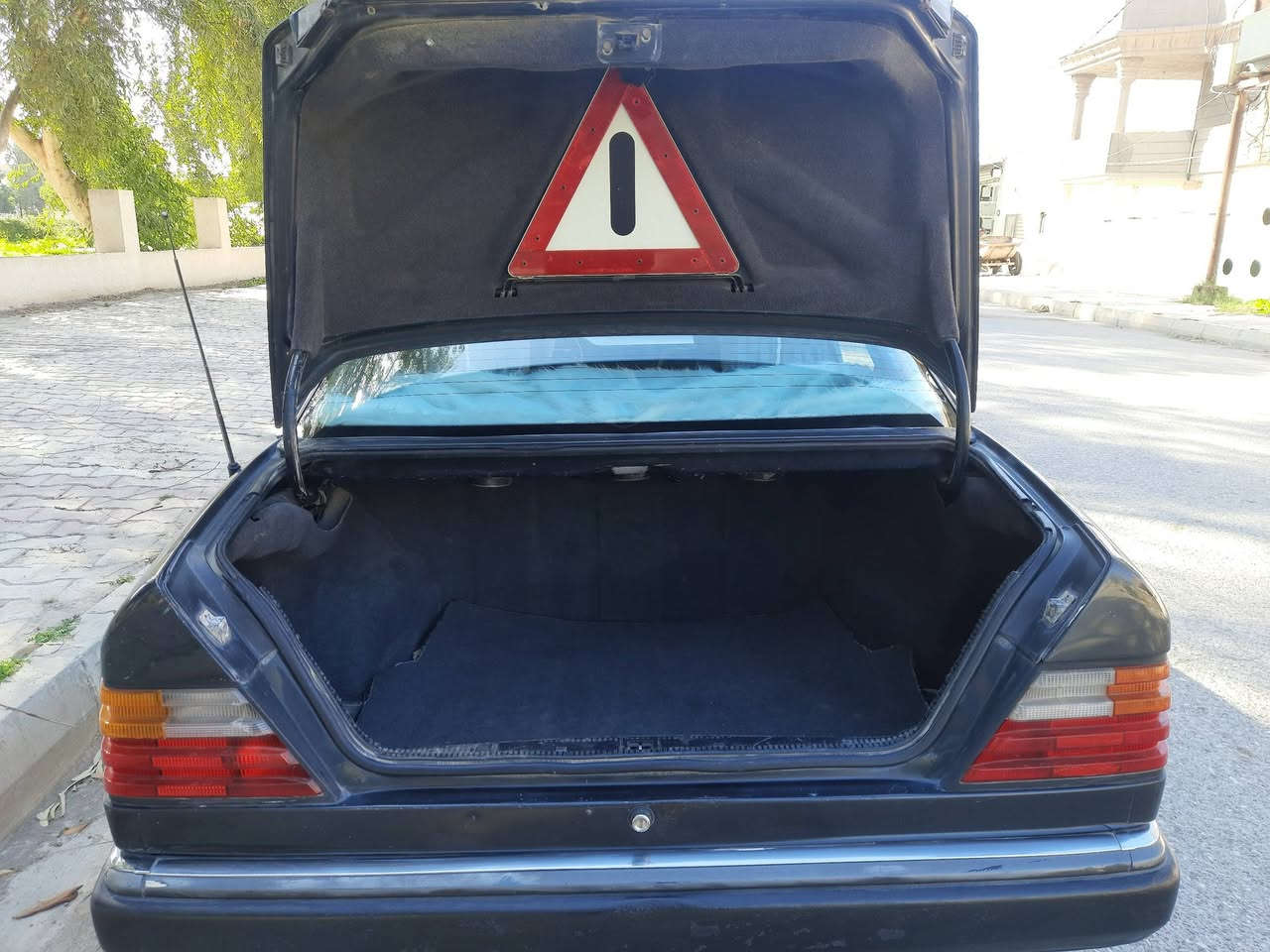 مارسدس موديل 1991بلاد سنوية جديدة 2031هزة جديده تخم تاير تدفة وتبريد سيارة حلوة بدون دواخل بدون خياس قواعد بدل بلادية حدادية جديدة مكينة بطة شرط كير ومكينة وشرط تحويل مكاني ديالى شهربان رقم ***********
