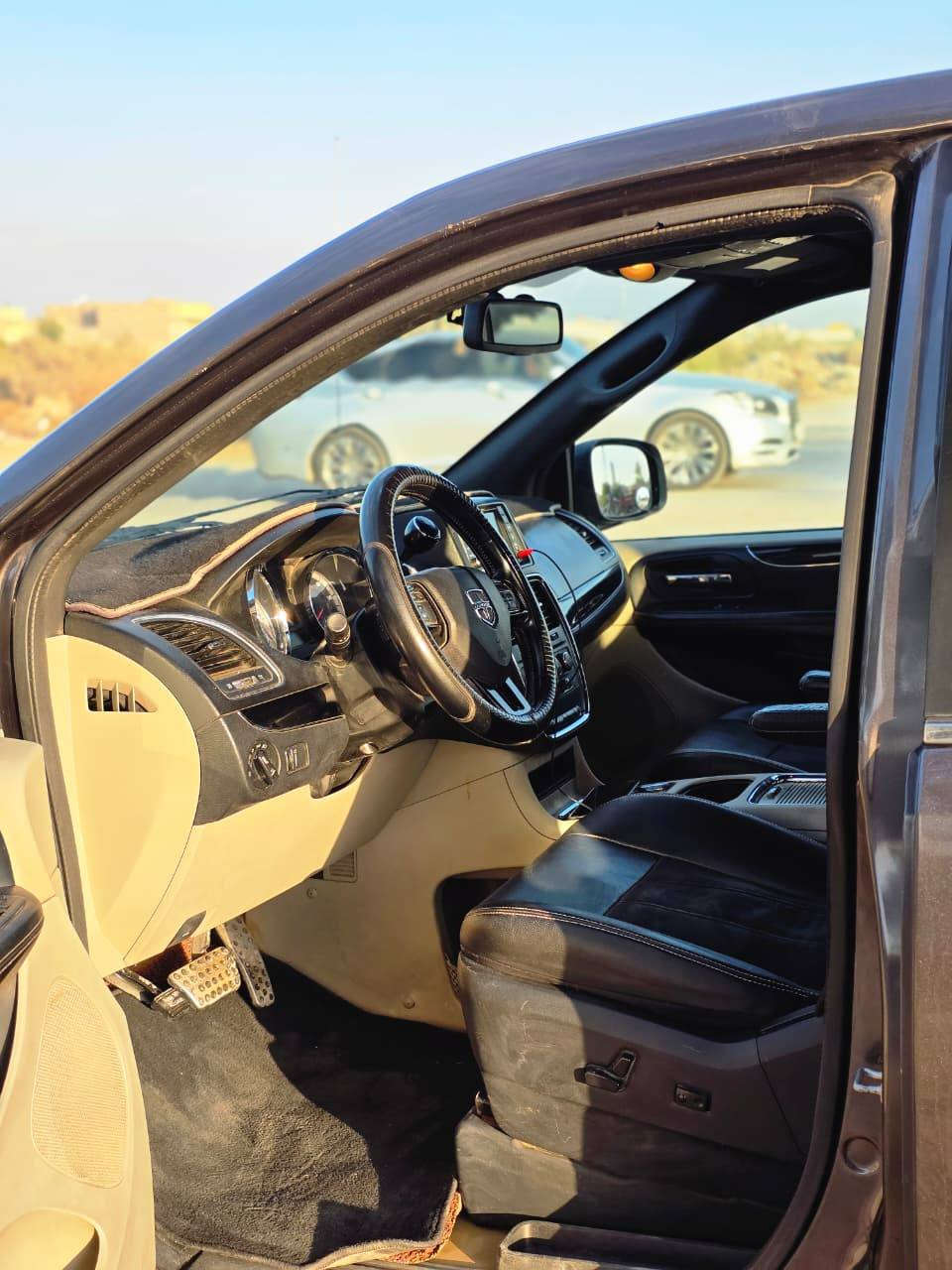 سلام عليكم للبيع فقط دوج كرفان حادث جاملغ وبنيد فقط بدون دواخل ٢٠١٩ رقم بغداد مشروع وطني جاهزه للخير بالعافيه عل يخذهاا السعر ١٨٠ وبيهاا مجال العنوان بابل الحصوه رقمي ***********
