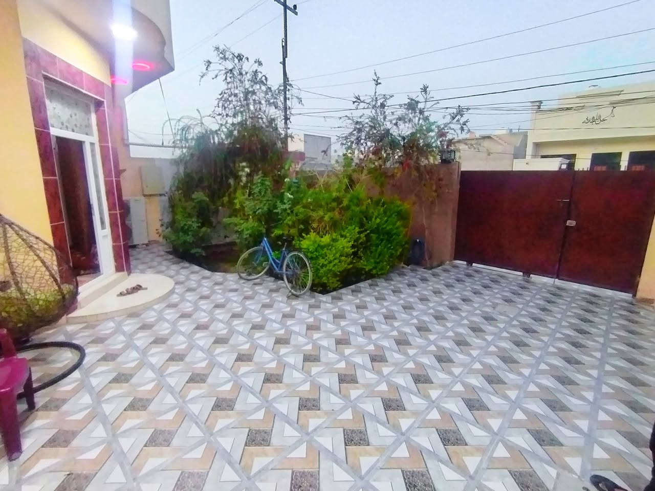 🏡 دار للبيع – فرصة مميزة للسكن

📍 الموقع: دور الزراعة الثالثة – بصف الركن
📐 المساحة: 200 متر مربع 🏠 طابق واحد
- 🚗 كراج يتسع لسيارة
- 🍳 مطبخ مجهز
- 🛋️ غرفة استقبال
- 🏢 صالة كبيرة
- 🛏️ غرفتا نوم
- 🏠 بيتونة واسعة
- 🚿 دورات مياه (داخلية وخارجية)

✅ الدار جاهزة للسكن فوراً
📄 نوع السند: طابو زراعي – سند رسمي (25)
⚡ الخدمات متوفرة بالكامل:
ماء – مجاري – تبليط – كهرباء

📞 للاستفسار والتواصل:
وسام اللهيبي : ***********
ياسر فارس حسين : ***********

🏢 مكتب الجزيرة لبيع وشراء الأراضي والدور السكنية
