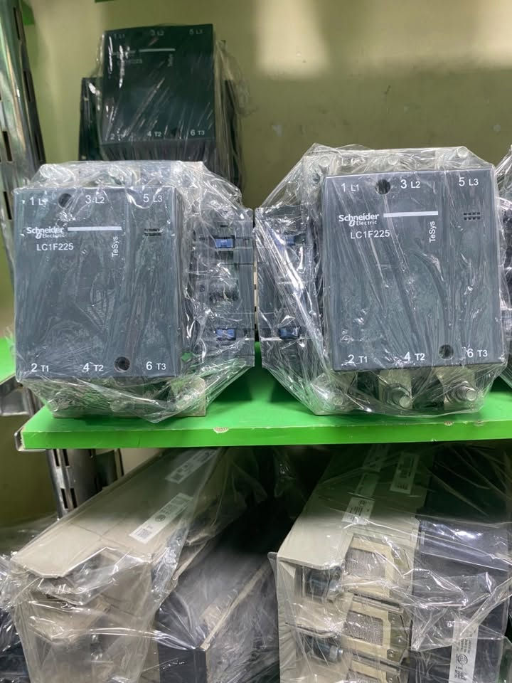 **🔥 وصل حديثاً 🔥**
**كونتكترات + قواطع Schneider / ABB**  
**جميع الأحجام متوفرة من 100 أمبير إلى 3200 أمبير**

✅ **بضاعة أصلية - منشأ فرنسي**  
✅ **ضمان سنة كاملة**  
✅ **أسعار جملة خاصة لأصحاب المحلات والمشاريع**  

**المتوفر حالياً:**  
- كونتكتر Schneider TeSys  
- قواطع MCCB - ACB Schneider + ABB  
- قدرات: 100A - 125A - 160A - 250A - 400A - 630A - 800A - 1000A - 1250A - 1600A - 2000A - 2500A - 3200A  
- كويل 220V / 380V حسب الطلب

**الكميات محدودة والأسعار تنافسية جداً**  
للحجز والاستفسار:  
📞 [رقمك]  
📍 [عنوانك]  
الاتصال *********** واتساب 
🚚 يوجد توصيل لجميع المحافظات
ا
#كهربائيات #قواطع_كهرباء #شنايدر #ABB #كونتكتر #مشاريع_كهربائية #أسعار جمله
