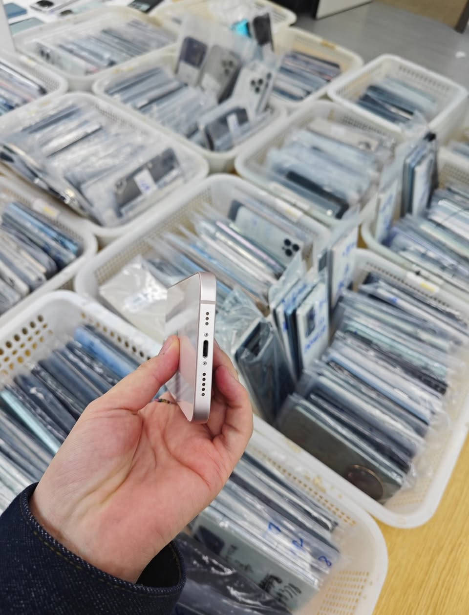 GRADE A+ IPHONE 15 128GB 
ALL COLORS AVAILABLE 
VERY CLEAN 
BATTERY HEALTH 95% AND Above
INBOX FOR PRICE TAG-🏷 BUY AND RESELL FOR GAIN, CONTACT US ON WECHA
WHATSAPP:https://wa.me/message/3J3PGBOD74KXM1


**إذا كنت صاحب هذا الإعلان وتريد حذفه لأي سبب، رجاءا أرسل رسالة إلى الدعم الفني**