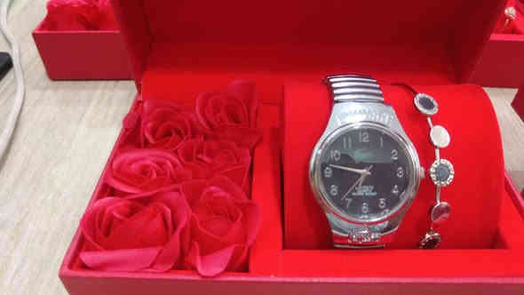 عرض الهدايا المميز ♥️🌹

علبة ساعة مميزة و سوار و مجموعة ورد 
القطعة 17 الف قطعتين 32 الف 
يوجد توصيل داخل الصويرة 

&

العرض الثاني بدون ورد 
القطعة 13 الف قطعتين 22 الف 
للتواصل ***********
