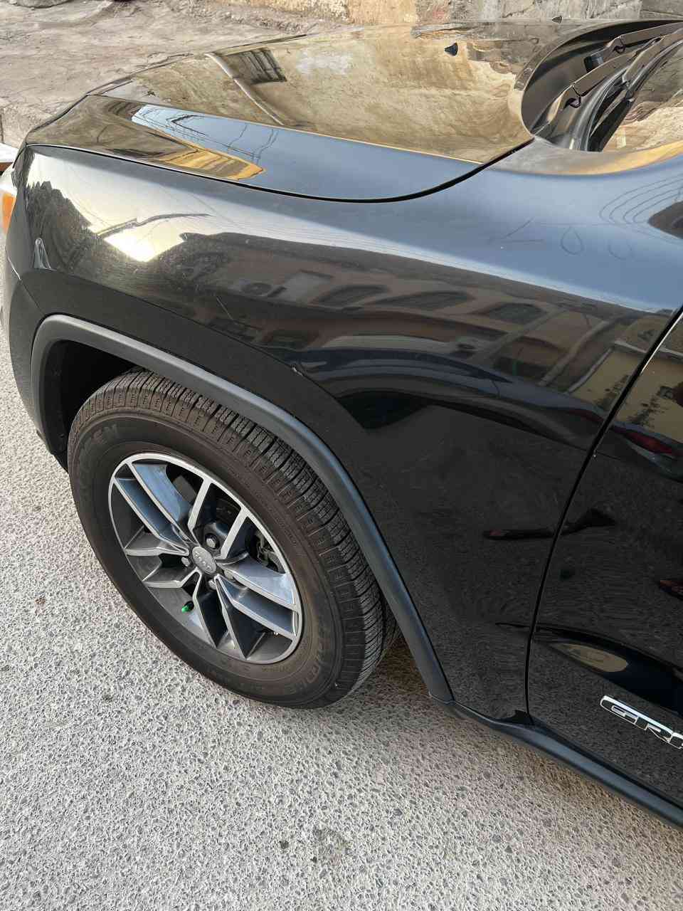 جيب كراند شيروكي 
لاريدو 
2018 
حادثها موضح بلصور جاملق امامي فقط بدون ايرباك ودواخل 
تحكم مقود 
نظام اطفاء عند التوقف 
شاشة كبيرة كاربلي 
نظام ايقاف ذاتي 
كشنات مخمل 
جنطة كهرباء 
تشغيل عن بعد 
رقم بصرة جديد 
عنوان السيارة بصرة 
***********
السعر 225$
