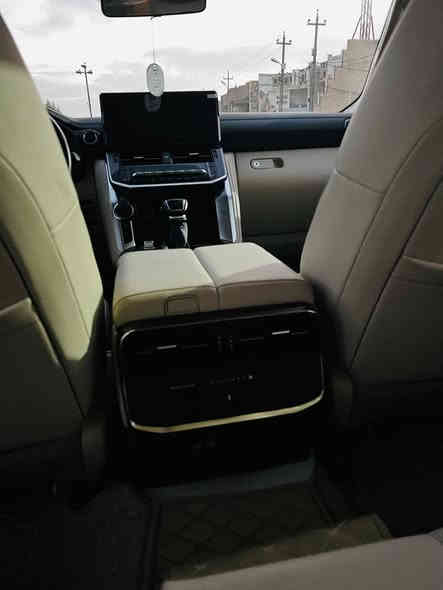 سلام عليكم حبايب سياره لاندكروز بلاك موديل ٢٠٢٥  اللون اسود ماشيه ٦٠٠٠ اخت الزيرو السياره فول موصفات ومكفوله من كلشي الرقم بغداد باسمي سياره بالكارتون وبلعافيه ع الياخذهه السعر ٨٤ اربعه وثمانون يعني ثمانيه دفاتر واربعين بيه مجال كلش قليل للاستفسار الاتصال على الرقم ***********
