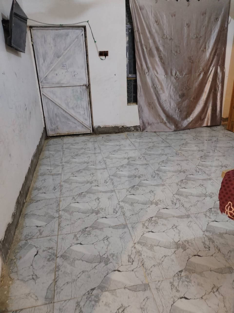 السلام عليكم
بيت للبيع مساحته 200 غرفتين ومطبخ حارة وبارد ومجمع صحيات داخل وخارج.وطارم 75م       البيت اوقاف المكان حي الزهراء قرب الصوره السعر مناسب 35 وتدلل***********
