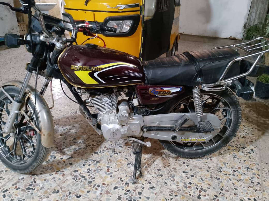 السلام عليكم دراجه سيفان موديل 24  محرك ما مفتوحة دراجه احله من بل صوره كلشي شغال بس الشاير عاطل الباقي كله شغال تجي أو فحص عنوان ديالى منطقت الكصرين رقمي ***********  سعره 850 أو بيه مجال حك الجيه
