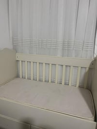 سرير اطفال • نظيف • مناسب ل٤ سنين