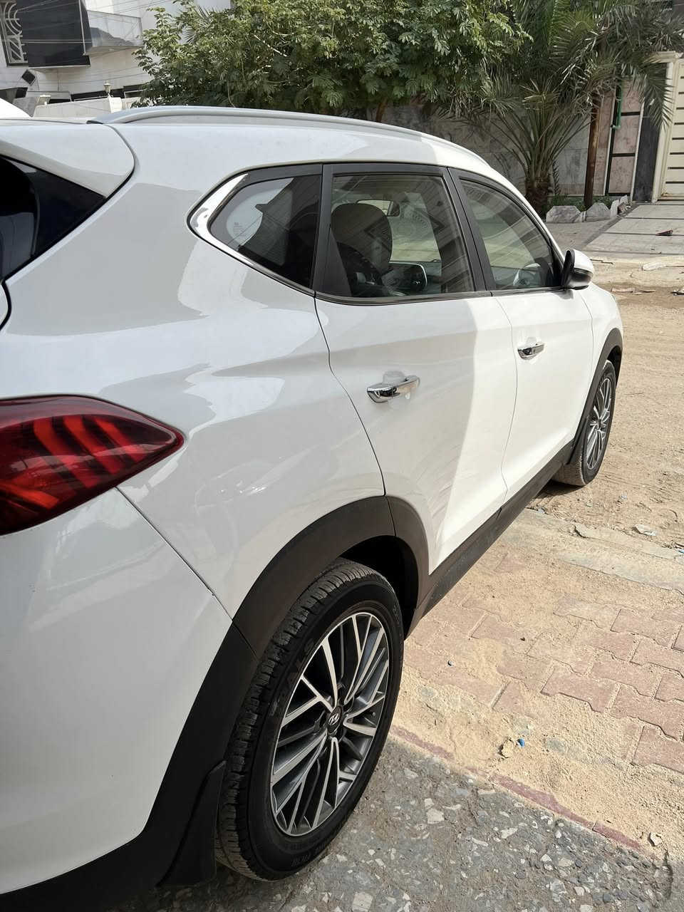 السلام عليكم عندي هيونداي توسان للبيع وارد خليجي رقم بصرة الجديد السيارة فول مواصفات ماعدا البانوراما بيها باب الراكب وخلف الراكب مبدل شرط شركة والجاملغ الخلفي بيه سمكرة وصبغ فوق الاطار مال التاير فقط يعني مو الجاملغ كله سعرها
175 وبيها مجال ان شاء اللّٰه والشراي ان شاء اللّٰه ما اقصر ويا للاستفسار الاتصال على الرقم ***********.
