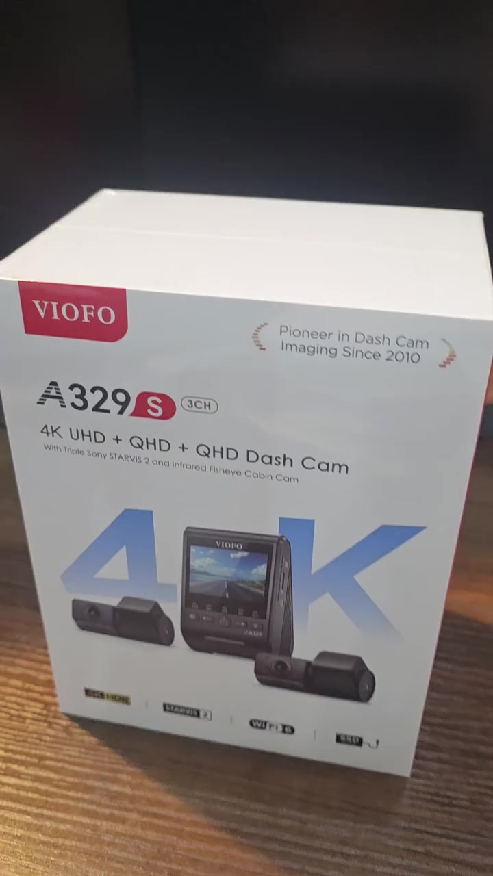 كاميرا السيارة VIOFO A329S: نظام الحماية الثلاثي بدقة 4K الحقيقية
استمتع بأقصى درجات الأمان على الطريق مع داش كام A329S، الحل المتكامل الذي يجمع بين دقة التصوير الفائقة وتقنيات التخزين المستقبلية.
تغطية شاملة بزاوية 360 درجة
توفر لك الكاميرا نظام تسجيل ثلاثي القنوات يضمن عدم ضياع أي تفاصيل:

التسجيل الأمامي: دقة 4K بمعدل 30 إطاراً في الثانية لالتقاط لوحات المركبات بوضوح كريستالي.

التسجيل الداخلي: عدسة "عين السمكة" بزاوية فائقة الاتساع 210 درجة لمراقبة المقصورة بالكامل وحماية الركاب.

التسجيل الخلفي: دقة 2K متطورة لرصد حركة المرور الخلفية بدقة استثنائية في كافة الظروف.
تقنية STARVIS 2: عين لا تنام
تعتمد الكاميرا على ثلاثة مستشعرات من نوع STARVIS 2 المتطورة:

المستشعر الأمامي (IMX678): يمنحك صوراً نقية في الإضاءة المنخفضة ويقلل من تشوش الحركة أثناء القيادة السريعة.

المستشعرات الداخلية والخلفية (IMX675): توفر نطاقاً ديناميكياً أوسع بمرتين ونصف، مما يضمن وضوحاً فائقاً في المناطق المظلمة والمضيئة على حد سواء.
سرعة نقل بيانات مذهلة مع Wi-Fi 6
بفضل تقنية Wi-Fi 6 من الجيل الجديد، أصبح التعامل مع الفيديوهات أسرع من أي وقت مضى:

سرعة تشغيل تفوق الجيل السابق بـ 3 أضعاف.

إمكانية تحميل مقطع فيديو مدته دقيقة بدقة 4K في أقل من 10 ثوانٍ فقط.
وداعاً لمشاكل سعة التخزين
تكسر كاميرا A329S الحدود التقليدية للتخزين:

تدعم توصيل أقراص SSD خارجية بسعة تصل إلى 4 تيرابايت (ما يكفي لتسجيل مستمر لأكثر من 3 أسابيع).

تدعم بطاقات الذاكرة microSD حتى سعة 512 جيجابايت.

ملاحظة: وسائط التخزين وكابل SSD تباع بشكل منفصل.


**إذا كنت صاحب هذا الإعلان وتريد حذفه لأي سبب، رجاءا أرسل رسالة إلى الدعم الفني**