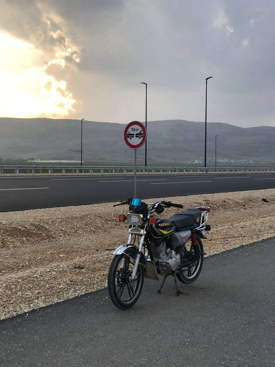 السلام علیکم دراجه سولينك موديل 2024 للبيع ،محرك 200cc   کهربائیات کامله شغاله الدراجه 5  گیر وما بيها اي 
نقوصات والمحرك مكفول كفاله عامه ابد ما مفتوح وبيها منفیس ،معدل وشلعه فول ما شاء الله بریکات کامله ديسك مامي وبنز خلف ،السعر 560 الف وبيها مجال بسیط خاطر 
لجيه الرقم *********** لا تتصل اذا مو شراي
