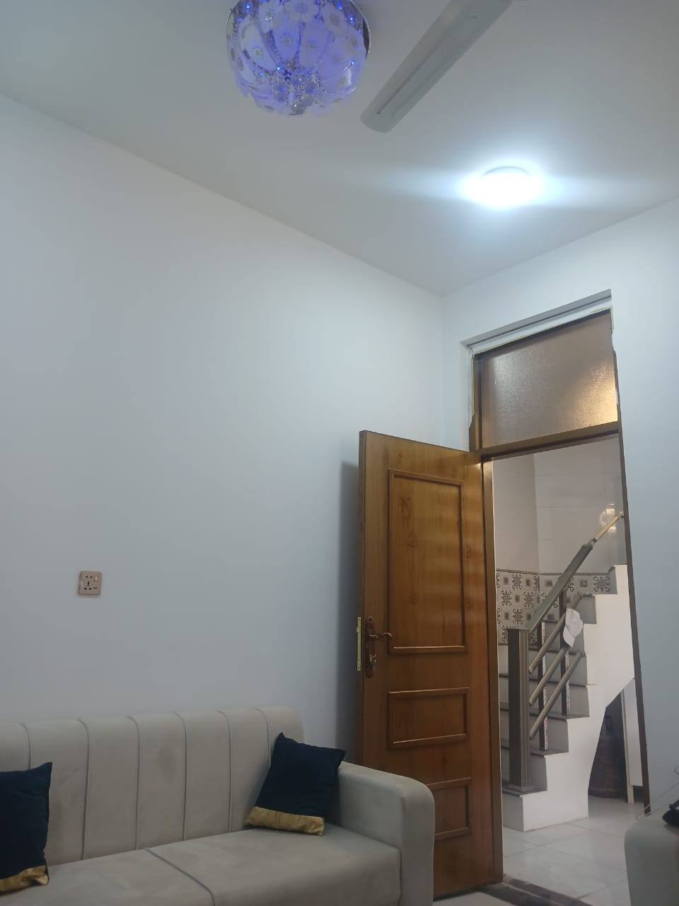 دار 🏠 للبيع
طابو زراعي سند ٢٥ 
زويـــــر الغربي 
قريب جدا من شط الحله 
شارع الغسل ثاني فرع 
المساحه ٩٨ متر الواجهه ٨ متر
طابقين 
الطابق الأرضي غرفة نوم وصاله ومطبخ 
ومجـمــــــــع صحـــــــيات 
الطابق الثاني غرفة نوم 
السعر ١١٢ وبي مجال بسيط 
للاستفسار ***********سيد علي 
مكتب الوسيط
