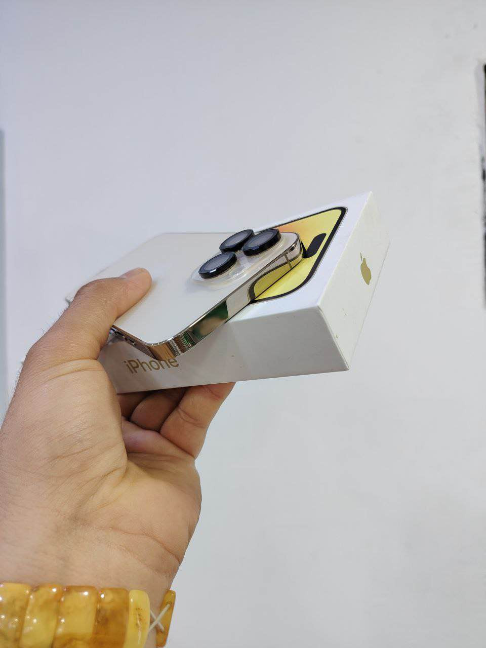 السلام عليكم للبيع ايفون 14برو ماكس جهاز نضافته 100% جهاز جديد مكفول من الخدش الواحد بطارية 92 ذاكرة 256 كامل ملحقات السعر 900 الف وبي مجال قليل مكاني بصرة *********** البصرة, العراق
