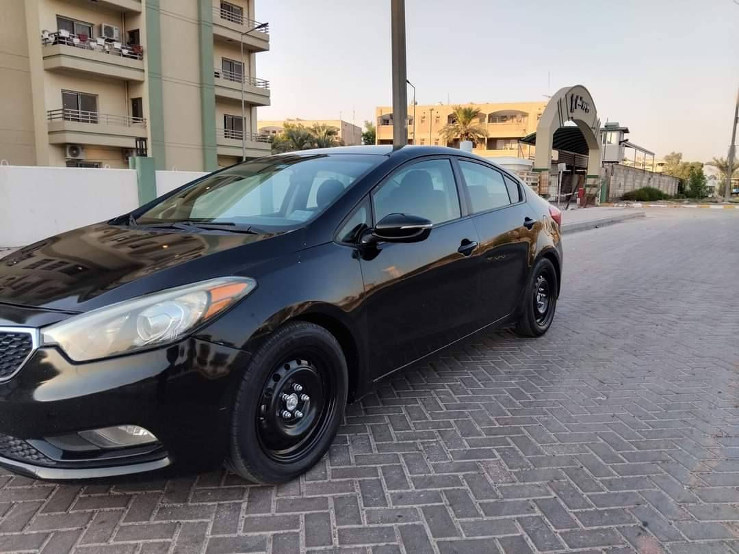 السلام عليكم سياره فورتي امريكي محرك ٢٠٠٠ دوش للبيع السعر ١١٠ وبيها مجال حادث دعاميه وبنيد للتواصل واتساب ***********
