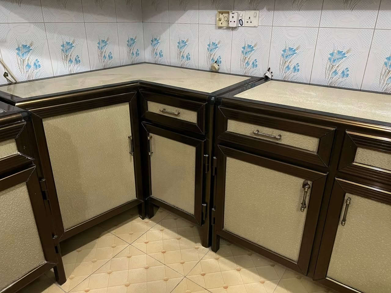 كاونتر المنيوم درجه اوله نضيف ٩٠ بلميه الاستفار عله الرقم ***********
