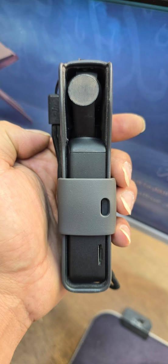 الإصدار الأول من كاميرا DJI Osmo Pocket #مستخدم 

 يدعم التصوير بدقة 4K بمعدل يصل إلى 60 إطارًا في الثانية.
المستشعر: مستشعر CMOS بحجم 1/2.3 بوصة بدقة 12 ميجابكسل.
الوزن: خفيف جداً، يزن حوالي 116 غرام.
البطارية: توفر حوالي 140 دقيقة من التصوير عند استخدام دقة 1080p.
#السعر ٩٠الف
للتواصل واتساب *********** او مراسلة الحساب
