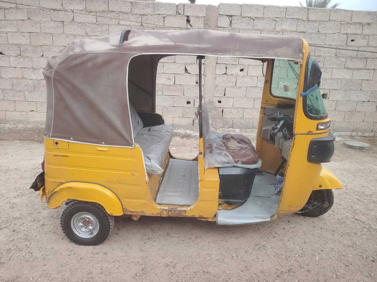 السلام عليكم تكتك 17مرقم بغداد
مكفوله من الصبغ  بيها خياسات  مكينه مال 20 
مكان بغداد المعامل السعر 4ونص
***********
