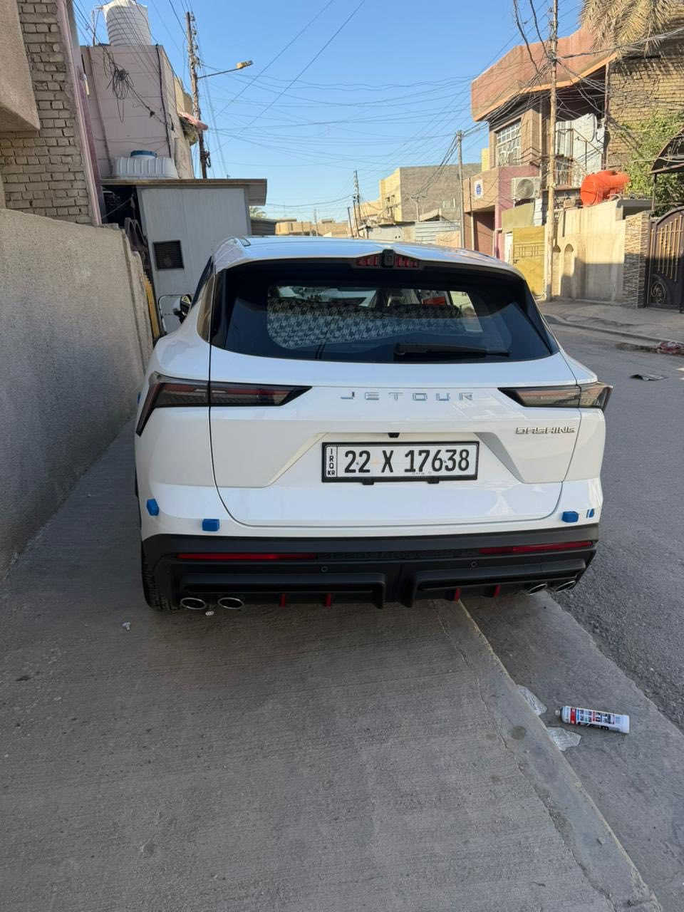 السيارة  جيتور داشينج (للبيــع)
(Jetour Dashing) موديل 2025. 

           (الرقــــم شمالــــي)

 المواصفات الكاملة لهذه 

1. المحرك والأداء
 * سعة المحرك: 1.5 لتر تيربو (4 أسطوانات).
 * القوة: حوالي 156 حصان.
 * عزم الدوران: 230 نيوتن متر.
 * ناقل الحركة: أوتوماتيك 6 سرعات (دبل كلتش DCT).
 * نظام الدفع: دفع أمامي (FWD).
2. التصميم الخارجي
 * الإضاءة: أنوار LED أمامية وخلفية نهارية بتصميم "مستقبلي".
 * المقابض: مقابض أبواب مخفية (تخرج تلقائياً عند الاقتراب).
 * الجنوط: ألمنيوم مقاس 18 أو 19 إنش (حسب الفئة الدقيقة).
 * السقف: سقف بانورامي واسع يعطي إضاءة طبيعية للمقصورة.
3. المقصورة والتقنيات الداخلية
 * الشاشة: شاشة وسطية ضخمة مقاس 12.8 إنش تعمل باللمس (تشبه أسلوب سيارات تسلا).
 * العدادات: لوحة عدادات رقمية بالكامل خلف المقود.
 * المقاعد: جلد فاخر مع تحكم كهربائي لمقعد السائق.
 * النظام الصوتي: نظام صوتي عالي الجودة مع بلوتوث ومنافذ USB.
 * التكييف: تكييف إلكتروني مع فتحات تهوية خلفية.
4. أنظمة السلامة والأمان
 * الوسائد الهوائية: وسائد أمامية وجانبية لحماية الركاب.
 * الكاميرات: كاميرا خلفية (وفي بعض الفئات كاميرا 360 درجة).
 * المستشعرات: حساسات خلفية للمساعدة في الركن.
 * أنظمة الفرامل:
   * نظام منع انغلاق المكابح (ABS).
   * توزيع قوة الفرامل إلكترونياً (EBD).
   * نظام التحكم في الجر والثبات الإلكتروني (ESP).
 * ميزات إضافية: مثبت سرعة، نظام مراقبة ضغط الإطارات، ونظام المساعدة في صعود ونزول المرتفعات.

 السعر:  19,540 دولار
يعني 195 ورقة ونصف

للتواصل هاتف او واتساب / ***********
