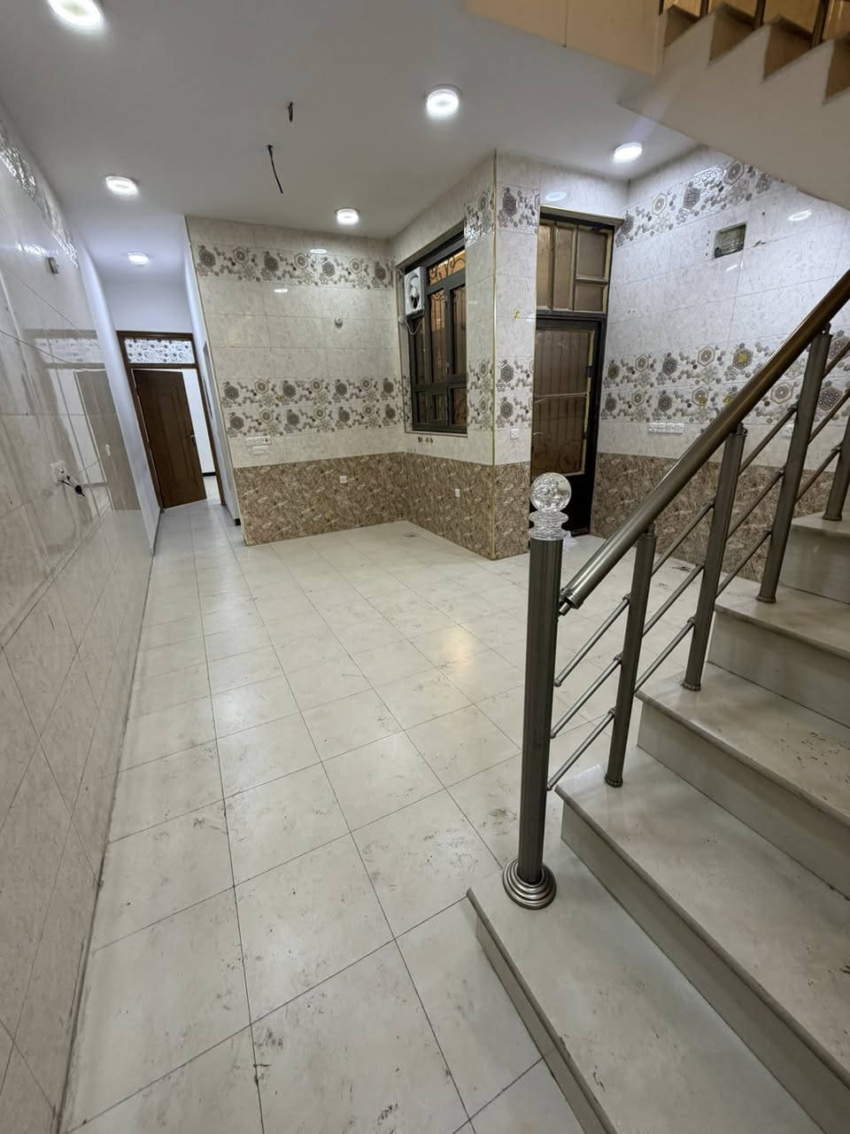 🔴🔴🔴السلام عليكم🔴🔴🔴🔴
🔴🔴 ركن الشباب للعقار 🔴🔴
                 🔴🔴 للبيع 🔴🔴

☑️دار مساحة 100 م
☑️الواجهة 5
☑️يحتوي على 3 غرفم نوم
☑️خدمات عدد 2
☑️استقبال
☑️مطبخ
☑️هول حولي 
☑️بناء 2021
شارع 10
الموقع حي الاعلام حي الشباب   المربع الذهب قرب سوق اميمة 
للاستفسار الاتصال 
احمد العزاوي 
☎️☎️☎️☎️☎️
***********
