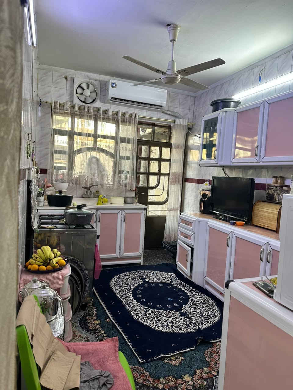 عقار للبيع
للبيع منزل في بغداد – حي الإعلام
📍 الموقع: بغداد / حي الإعلام – شارع البدالة، مدخل عيادة Dental City
📄 النوع الملكي: طابو صرف
📐 المساحة : 125 متر مربع
📏 الواجهة: 6.25 متر
📏 النزال: 20 متر
🛣 عرض الشارع: 12 متر

الطابق الأرضي:
كراج واسع بمدخلين
استقبال
مطبخ
هول داخلي
غرفة في نهاية المنزل
حمام داخلي مشترك
حمام خارجي

الطابق الثاني:
غرفتان نوم
حمام مشترك
هول بين الغرف
بيتونة واسعة
مخزن في السطح الخارجي

المواصفات:
السفوف كونكريت مسلح
ارضية جرانيت
 الدرج مرمر
الأبواب صاج داخلي
واجهة البيت حجر
السعر 295 مليون وبي مجال 

📞 لمزيد من المعلومات والاستفسار: ***********
