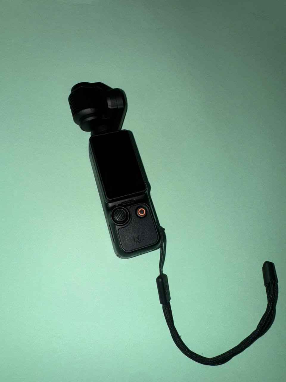 للبيع DJI Osmo Pocket 3 Creator Combo

استخدام قليل جداً  جداً جداً جداً وحالة ممتازة جداً بدون اي شخص واحد . 
نسبة النظافة 100% 

محتوياتها : 
‏Osmo Pocket 3 × 1
‏DJI Mic 2 Transmitter (Shadow Black) × 1
‏DJI Mic 2 Windscreen × 1
‏DJI Mic 2 Clip Magnet × 1
‏Osmo Pocket 3 Battery Handle × 1
‏Osmo Mini Tripod × 1
‏Osmo Pocket 3 Wide-Angle Lens × 1
‏Osmo Pocket 3 Carrying Bag × 1
‏Type-C to Type-C PD Cable × 1
‏Osmo Pocket 3 Protective Cover × 1
‏DJI Wrist Strap × 1
‏Handle With 1/4" Thread × 1
هذه جميع محتويات صندوق الكامرة فقط 

مع مجموعة فلاتر Telesin (ND16, ND64, ND256, CPL وغيرها) وكلها غير مستخدمة ابداً جديدة . 

حامل مغناطيسي للكامرة 

قطعة النظر في الشمس يعني قطعة تكدر تخليك تشوف الشاشة بالشمس 

جميع الملحقات تعمل بدون أي مشاكل.

مناسبة للفلوگات وصناعة المحتوى والتصوير الاحترافي وتكدر تشوف فديوهات عليها باليوتيوب 

للملاحظة
 ((سعر الكامرة مع محتويات الكامرة 680 الف ))
(( سعر الفلاتر وحدها 60 الف ))
(( سعر المغناطيس الحامل للكامرة 15 الف ))
(( سعر غطاء الكامرة 5000 فقط ))
((((( تخفيض في حال شراء المجموعة كاملة يصير السعر 740 الف فقط بدلاً من 760  الف ))))))))

للمعلومة سعر الكامرة الجديدة في السوق 815 يعني اني منطيك كل هل منتجات وبسعر 760 فقط !!! 

المعاينة والفحص قبل الشراء.

للتواصل
خاص او على الرقم ***********
