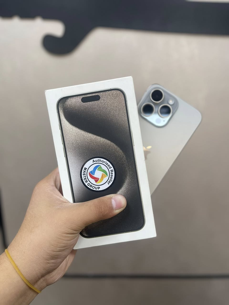 السلام عليكم
iPhone 15 pro max 
ذاكره 256
بطاريه 96‎%‎ عدد دورات 90 مره 
جهاز نظيف شخط واحد ما بي كفاله جهاز 
جان مظموم جهاز 
سعر مليون 150 
العنوان بغداد الجديده 
***********
