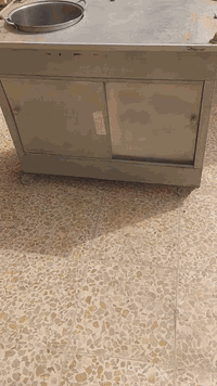 عربانه لبلبي اذره تشتغل كلشي جديده بس متروكه يعني اغسله واشتغل كامله حته طباخ بيه من الداخل متحركه 
مكاني الشعله السلاميات سعره 150 
الاتصال ***********
