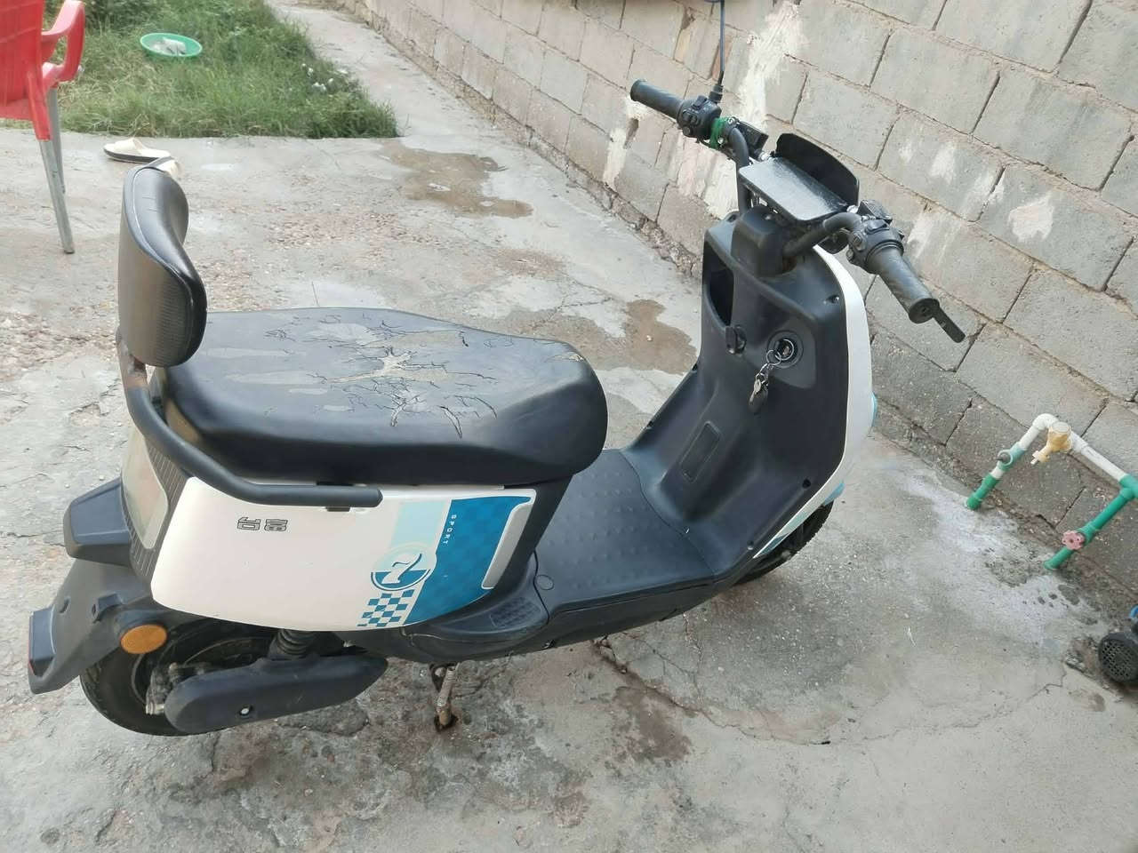 دراجه شحن بوليسي مكفوله كهربائيات +بطاريت 4 توني شادهن دراجه جديده حيل مكاني حله مركز  سعر 450اوبيه مجال رقم الهاتف ***********
