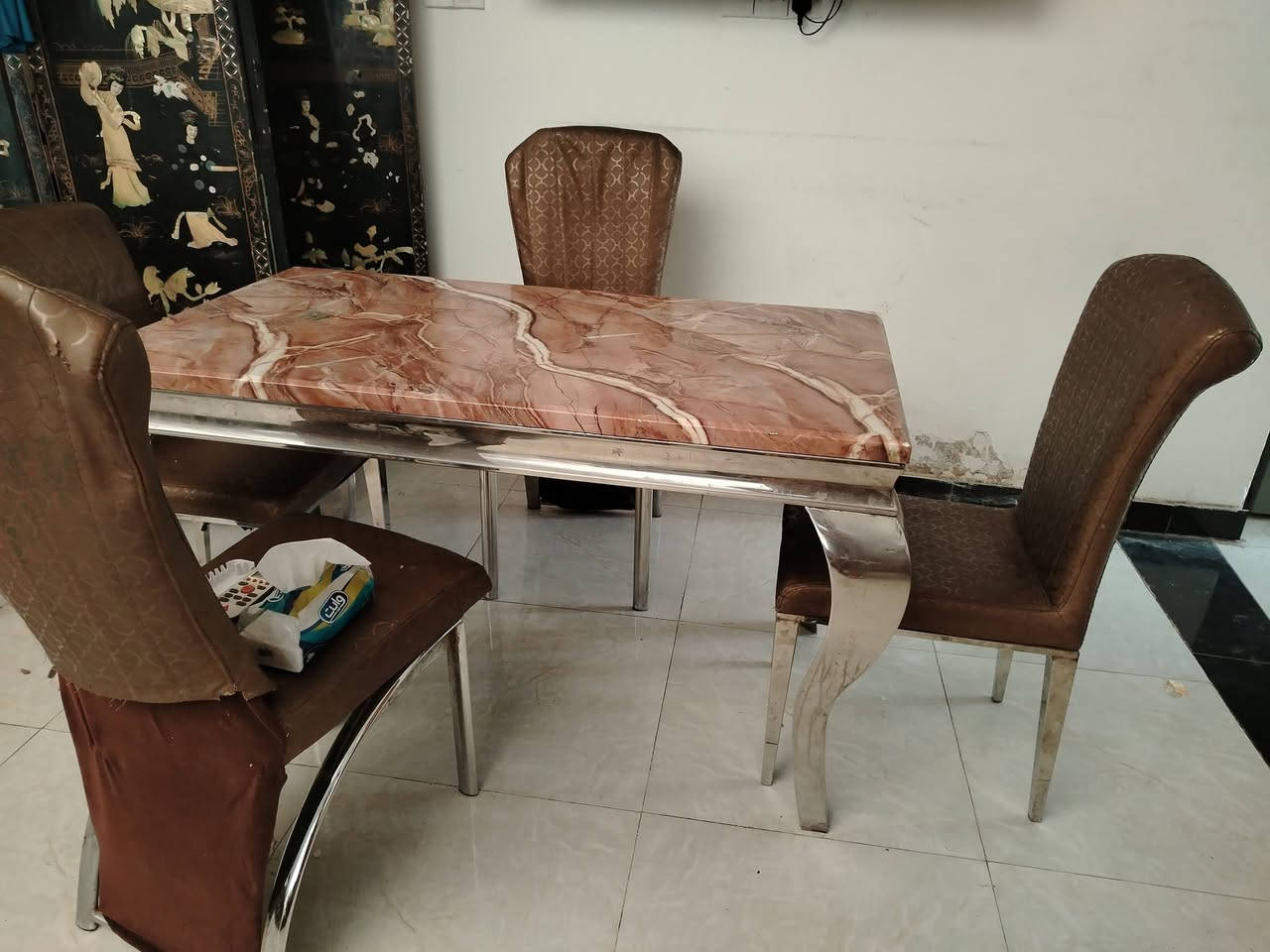 ميز طعام مرمر اربع كراسي السعر ١٧٥ وبي مجال بسيط مكاني دوره شارع ٦٠ الاتصال على الرقم ***********
