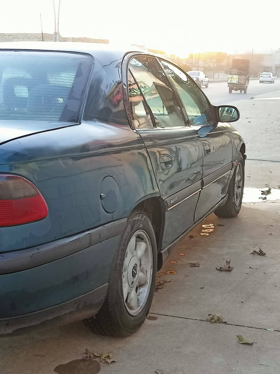 اوميكا بزون 1994
 شرط الوكالة او التحويل 
عندي وكالة عامة بيها فقدان سنوية ومعاملتها كاملة
بيها كوبون بانزين 
مكينة 2000 قبغ اسود صافية شرط لا نفخ ولا صرف
كير عادي 
بيها كهرباء 220 فولت 2 امبير 
فتحة سقف شغالة 
 كونترول سنتر لوك
طخم ويل كب اصلي 
لايتات عدسة
كشنات جدد 
طخم تايرات جدد 
درايم شفتات جدد
بيها مكانات معجون 

للاستفسار *********** 
عنواني الموصل حي الثورة 
السعر ٣٧ ورقة بيها مجال للطيبين
