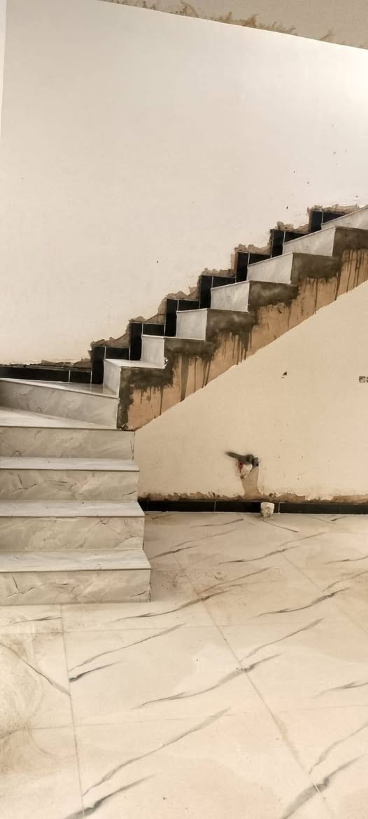 دارين تون زيرو كل دار مساحتة 125 متر الوجه ستة وربع والنزال عشرين  اسلمك مفتاح كامل اربع غرف نوم على ساحة موقع القادسية قطعة 500 السعر 115 مليون للاستفسار ***********
