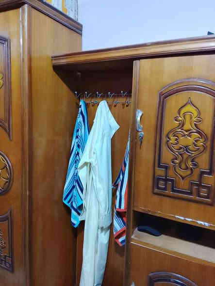 السلام عليكم للبيع قرفه خشاب نوعه نجاره ويه مندر ولفرشه حته لفرشه مال عرس ويه تيم  لامات والله العظيم لقرفه تخبل مال عريس اخذه كبل تعرس سعر 800 بيه مجال مكان بصره ابو الخصيب باب سليمان رقم الهاتف ***********
