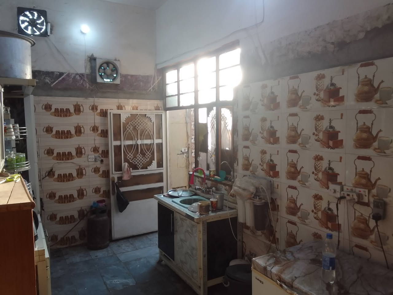 بيت للبيع في مدينه الصدر الشماعيه قريب من أسواق زهوره شارع العياده الطبيه  ٢غرف مع صاله واستقبال ومطبخ وحمام داخلي وصحيات خارجية سطح مسلح ارظيه مرمر سيراميك خدمات كامله مدارس قريبه انترنيت هاتف *********** السعر ٢٦
