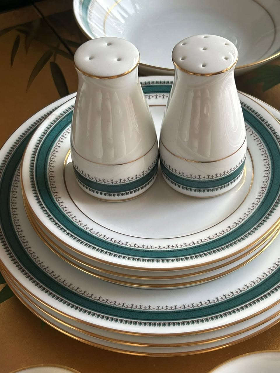 طقم سفره نورتاكي اصلي كامل اتناشرات تكوين نادر ١٢٦قطعه بالصناديق الاصليه 
لون رخامي بارز والدهب مسطره ❤️❤️


**إذا كنت صاحب هذا الإعلان وتريد حذفه لأي سبب، رجاءا أرسل رسالة إلى الدعم الفني**