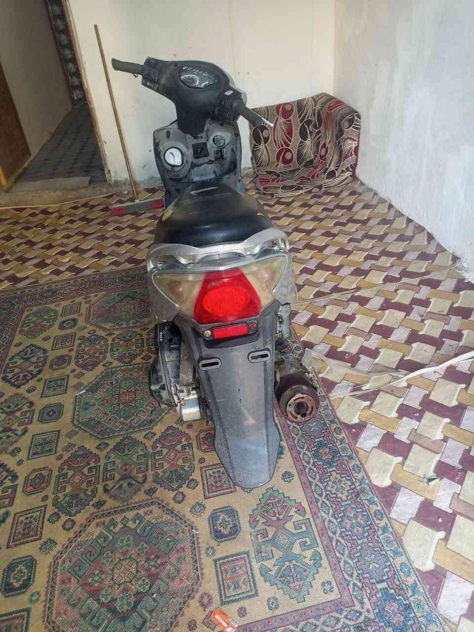 السلام عليكم دراجه البيع دراجه شغاله بس الفيتم ما يصعد بانزين الكابريته كهربائيات كله شغاله سلف
ولهندر فالته سبرنكه مالته من جوه سرعته 140
عنواني القبله
سعر 250 وبيهه مجال

 ***********
