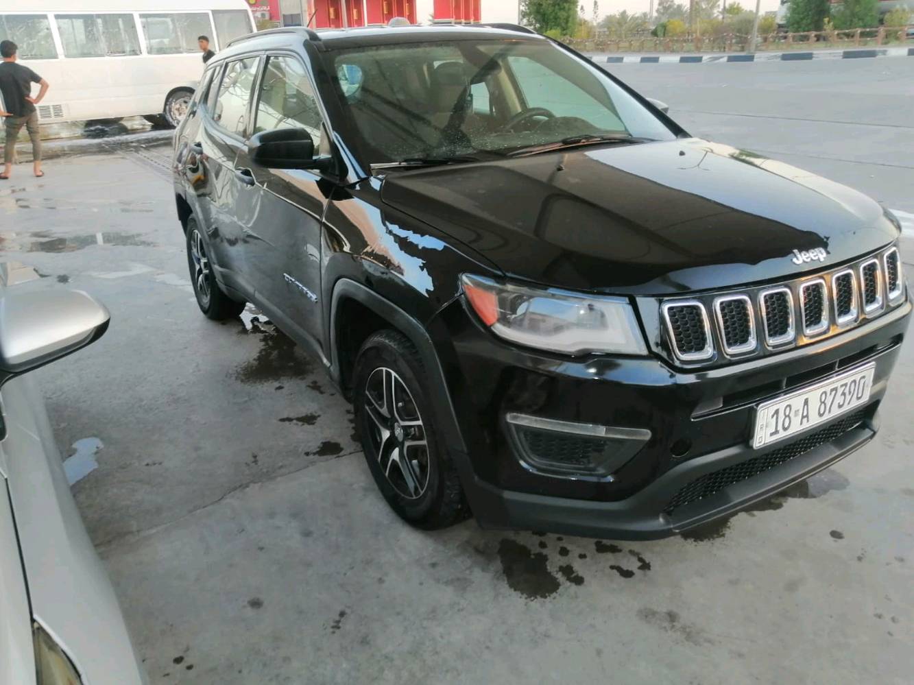 جيب كومباس موديل ممتاز واسود، بحالة جيدة بدون أضرار واضحة مع مكينة وكير بحالة ممتازة. السيارة قيد الاستخدام ولا يوجد حاجة لتصليح واضح. السعر قابل للتفاوض، وممكن ترتيب زيارة لمعاينتها على أرض الواقع. للاستفسار أو المعاينة يرجى التواصل عبر رقم الهاتف.