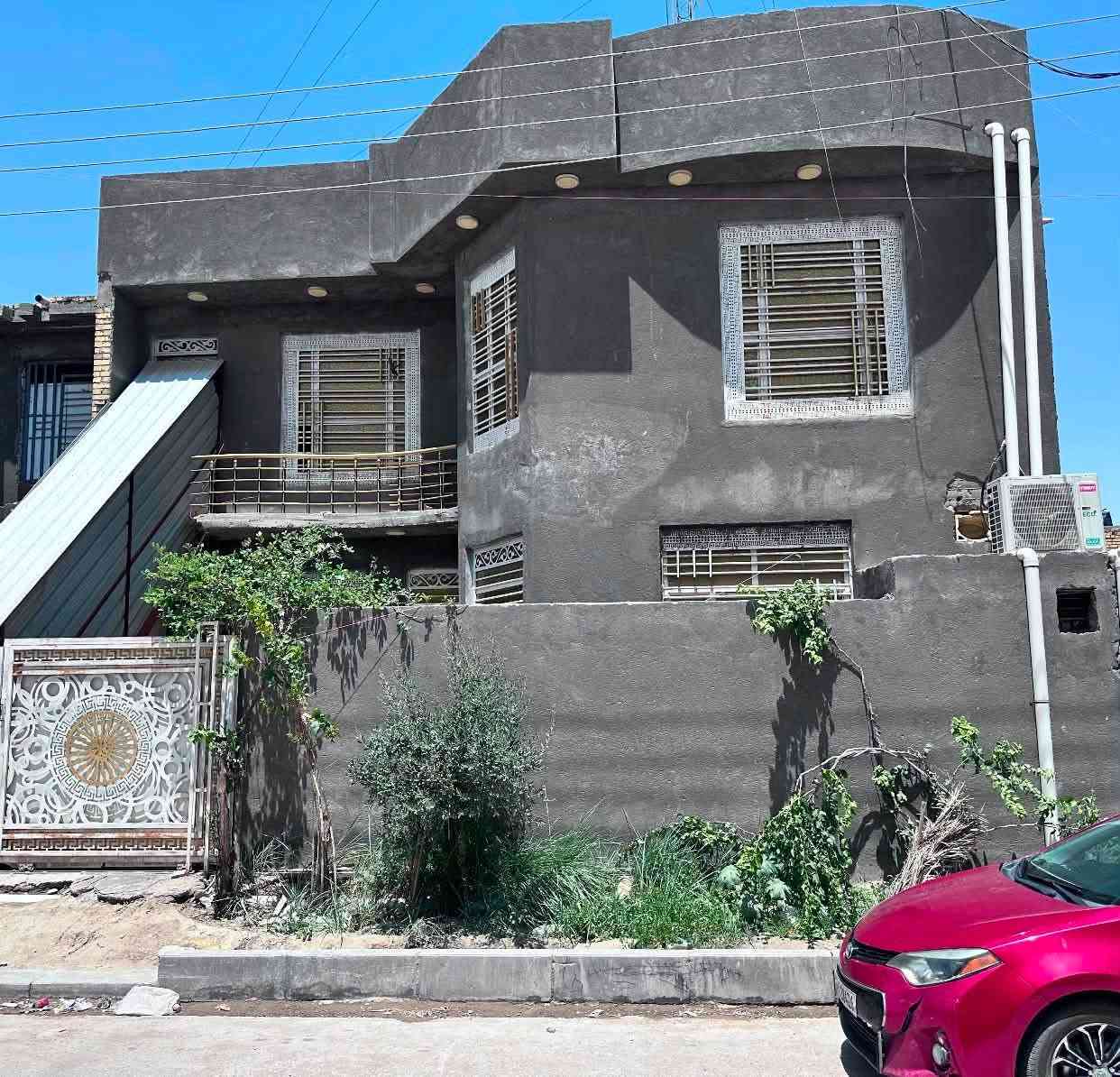 🏠 بيت للبيع في السديناوية (بناء حديث بمواصفات ممتازة)
للباحثين عن السكن المريح أو الاستثمار الذكي، بيت طابقين بناء حديث بتصميم راقٍ ومساحة واسعة معروض للبيع من المالك مباشرة.

✨ أبرز ميزة: يحتوي البيت على درج خارجي للطابق الثاني، مما يتيح لك إمكانية فصل الطابق الأول عن الثاني بالكامل ليصبح عبارة عن بيتين مستقلين تماماً (مناسب جداً للسكن العائلي المشترك أو تأجير أحد الطوابق).

 📍 الموقع: السديناوية - حي الرحمن (نهاية شارع السايدين).

 📐 المساحة: 225 متر مربع.

       طابو زراعي صاعد معاملة تمليك

 🛣️ الشارع والخدمات: يقع البيت على شارع عريض 10 متر، والمنطقة مخدومة بالكامل (تبليط، أرصفة، مجاري ثقيلة وخفيفة، وخط الكيبل الضوئي واصل لراس الفرع).

 🛏️ عدد الغرف الإجمالي: 6 غرف نوم (منها 3 غرف بنظام سويت).

📐 تفاصيل تقسيم الطوابق:

 الطابق الأول:

 غرفتين نوم.

 صالة كبيرة + استقبال واسع.

 مطبخ متكامل.

 كراج للسيارة.

 صحيات داخلية وخارجية.

 مناور عدد (2) لتهوية وإضاءة ممتازة.

 الطابق الثاني:

 4 غرف نوم (2 منها بنظام سويت مع حمام خاص).

 صالة مريحة.

 صحيات مشتركة.

 السطح والخدمات الإضافية:

 السطح مكسو بالكامل بـ الشتايكر مع عازل حراري ممتاز.

 البيت يحتوي على برج إنترنت راكب وجاهز للاستخدام.

 💵 السعر: 240 مليون (قابل للتفاوض)

للتواصل واتساب ( ***********)
