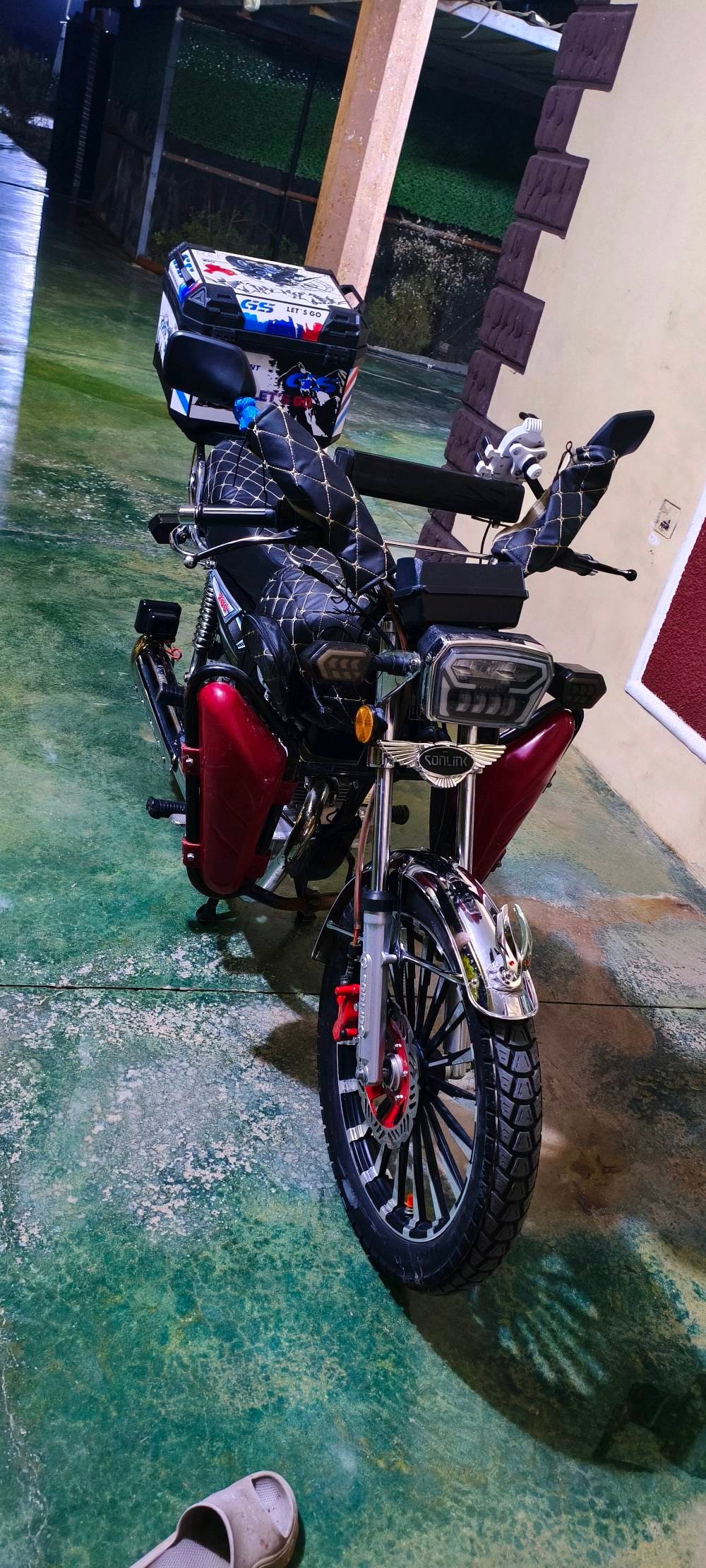 دراجة نارية مميزة موديل Sonlink 200CC بحالة ممتازة. تم تجهيزها بصندوق خلفي لتخزين الأمتعة، وتصميم مريح للمقعد مغطى بالجلد. مثالية للرحلات الطويلة والمشاوير اليومية.