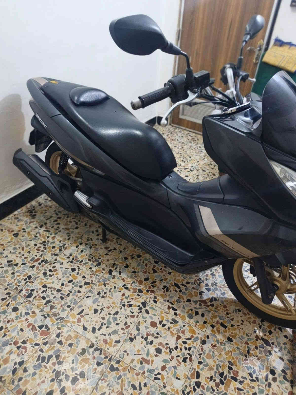 سلام عليكم PCX خمسينيه جيل اول ياباني ☑️ 

كفاله عامه كفر ومكينه بلادي 

حساس ستان ☑️ 

مكينه 125  ☑️  

حساس زدحام ☑️ 
سعره 12 مكاني مدينه الصدر الحبيبيه ***********
