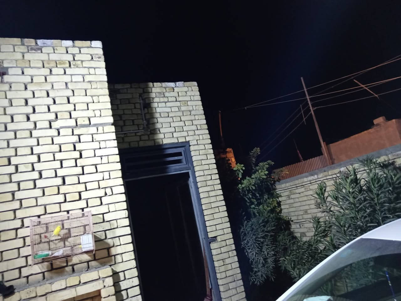 سلام عليكم بيت مساحته 170 متر
غرفتين وصاله
صحيات داخلي وخارجي..
مطبخ حار وبارد
واستقبال..... العنوان شارع الحولي و قرب التربيه الجديده و جامعه العين الجديدة 
*********** استفسار على الرقم فقط
