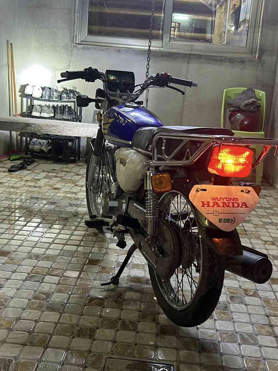 سلام عليكم.. دراجة 5 كير الدراجة موديل 2025 اي عيب مبيها محرك شرط نكرة سلف كهربائيات شغالة كامل الويالة سيم قليل الدراجة ناعمة كلش طستها ناعمة صالنصة كاتم فوول دراجة مال شغل الدراجة احلى من الصور (السعر 675) وبي مجال بسيط حك الجية العنوان حي الواسطي الرقم (***********) ممتواجد عل نت دائماً
