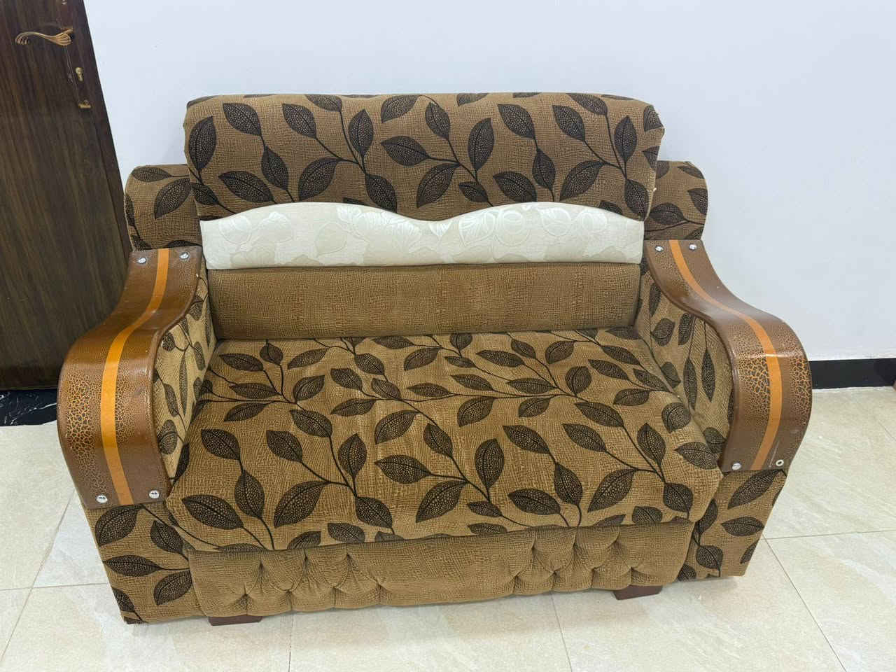 للبيع قنفة ثلاثية بتصميم كلاسيكي مريح يجمع بين الأناقة والعملية، مريحة جداً للجلوس وتناسب غرف المعيشة أو الاستقبال.


**إذا كنت صاحب هذا الإعلان وتريد حذفه لأي سبب، رجاءا أرسل رسالة إلى الدعم الفني**