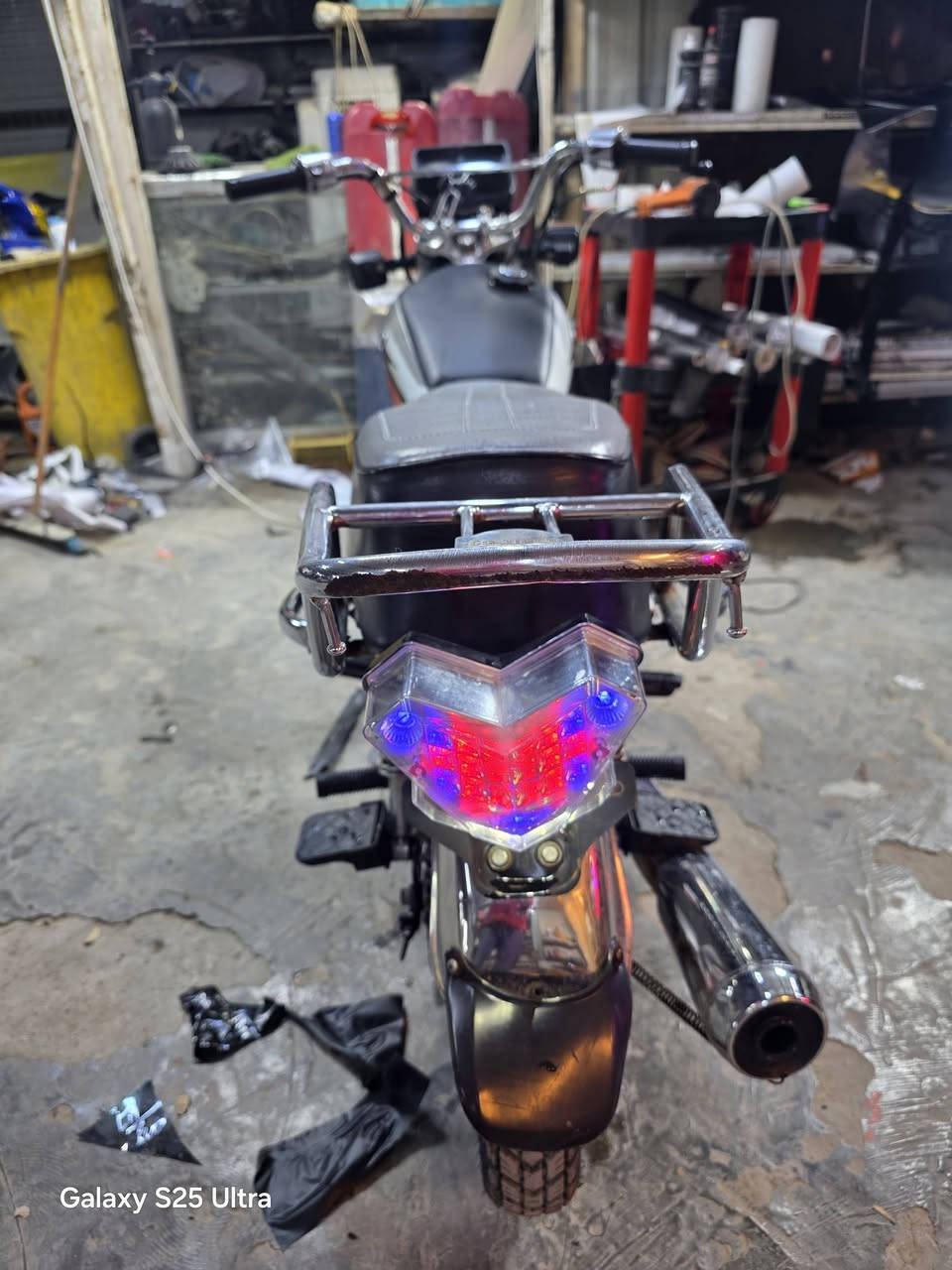 السلام عليكم 
تايكر موديل 2023  لون سلفر+أسود  نضيفة استعمال قليل مكان بغداد الدورة *********** السعر 400ألف
